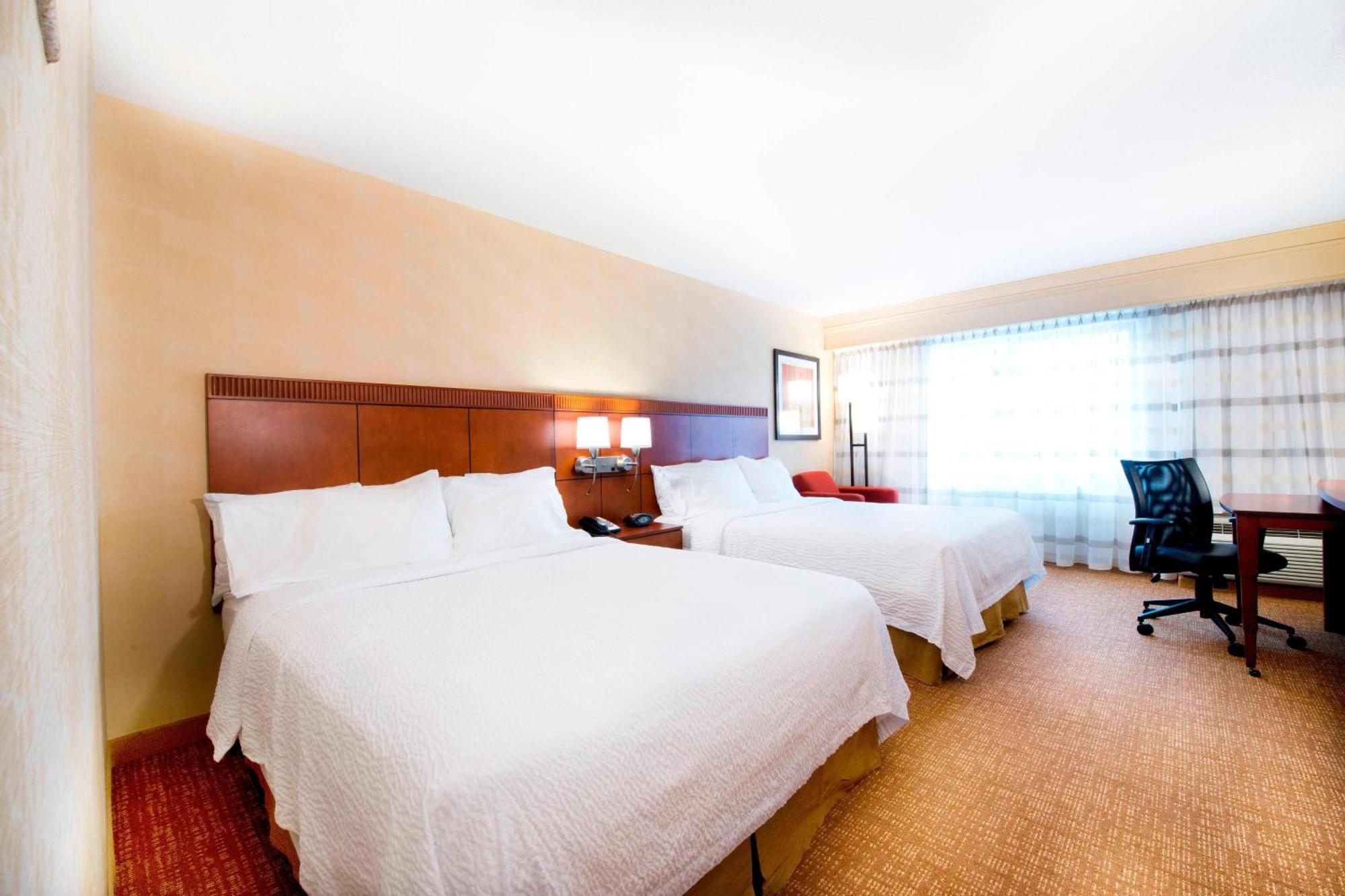 Courtyard By Marriott Mississauga-Airport Corporate Centre West Hotel Екстериор снимка